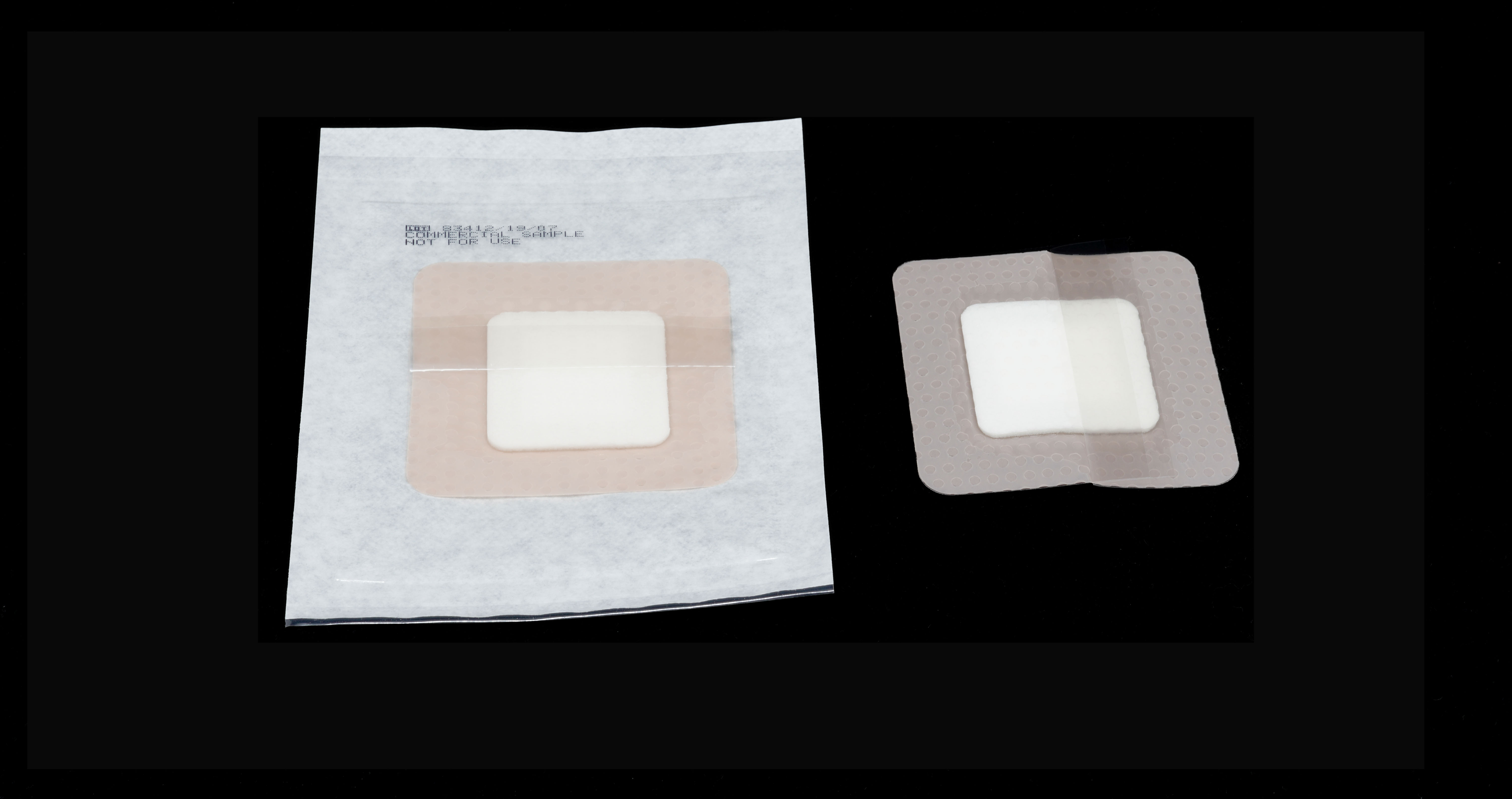 <ul> 	<li>Film polyuréthane couleur chair</li> 	<li>Compresse absorbante spécifiée par le client</li> 	<li>Bord adhésif et interface plaie en gel de silicone pour un retrait atraumatique</li> </ul>