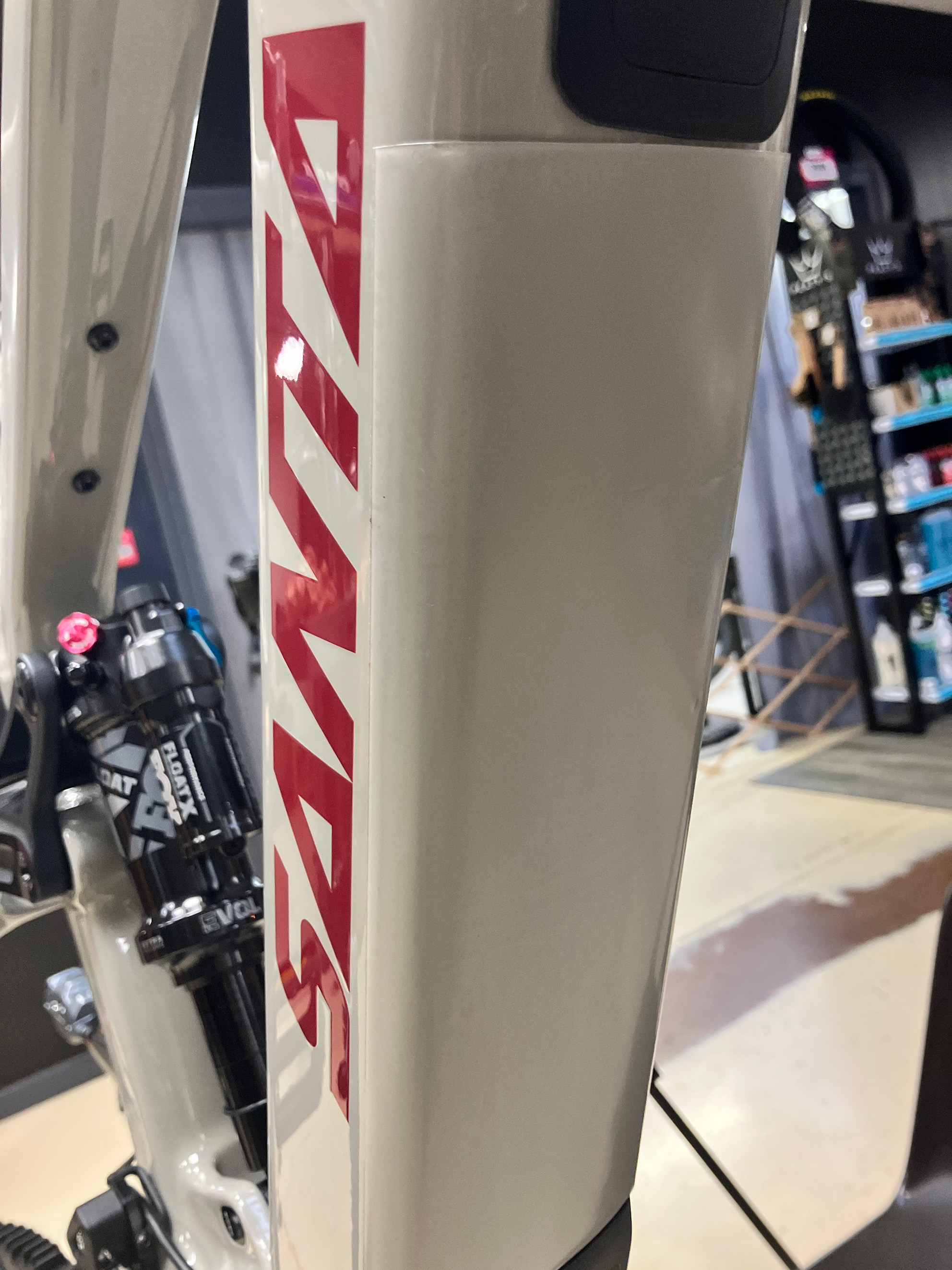 <ul> <li>Film de protection haute performance pour protéger les surfaces sensibles, telles que les cadres de vélo, contre les chocs et les rayures</li> <li>Notre référence 01 PF1C600 00</li> </ul>