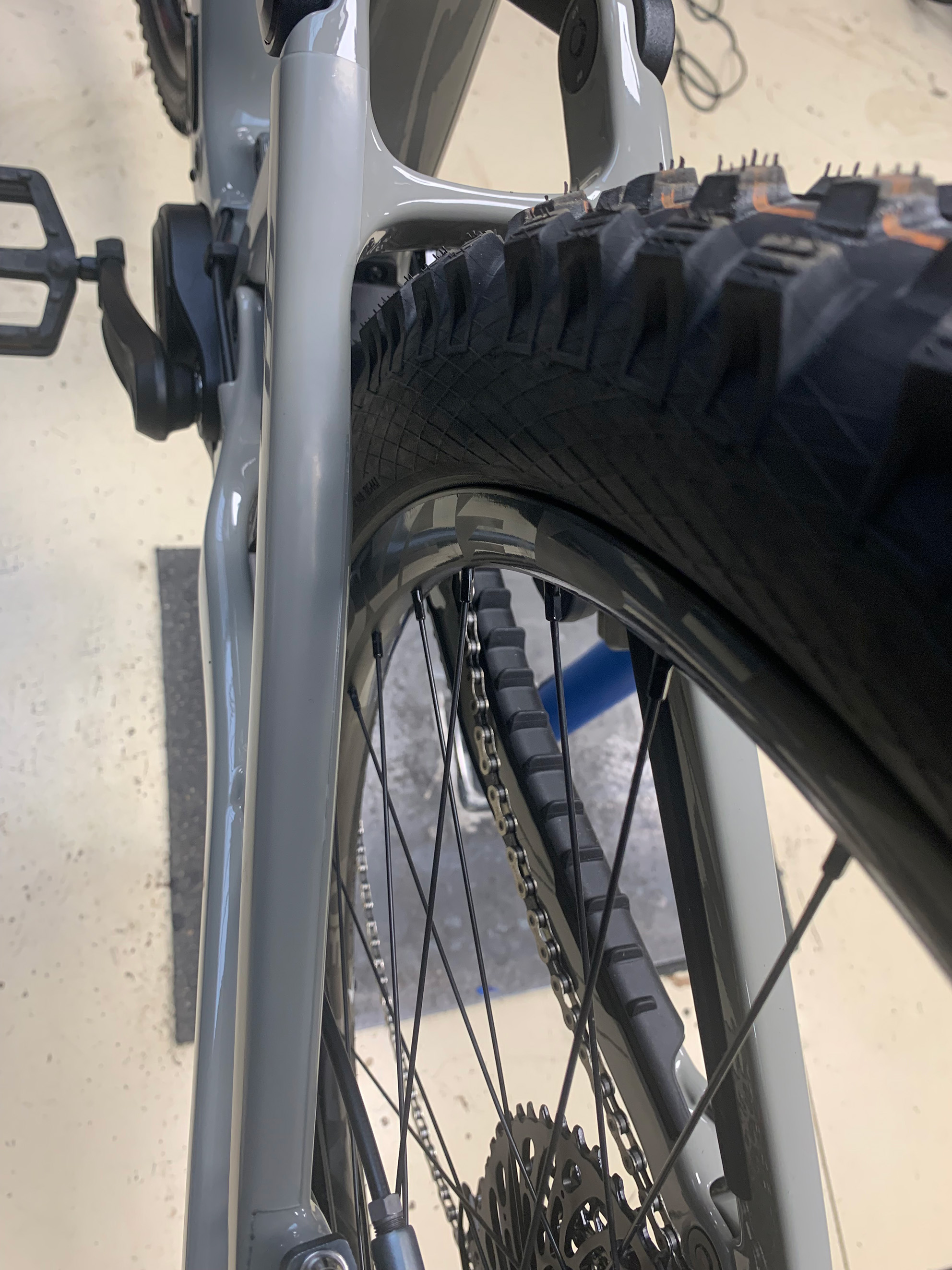 <ul> <li>Film de protection haute performance pour protéger les surfaces sensibles, telles que les cadres de vélo, contre les chocs et les rayures</li> <li>Notre référence 01 PF1C600 00</li> </ul>