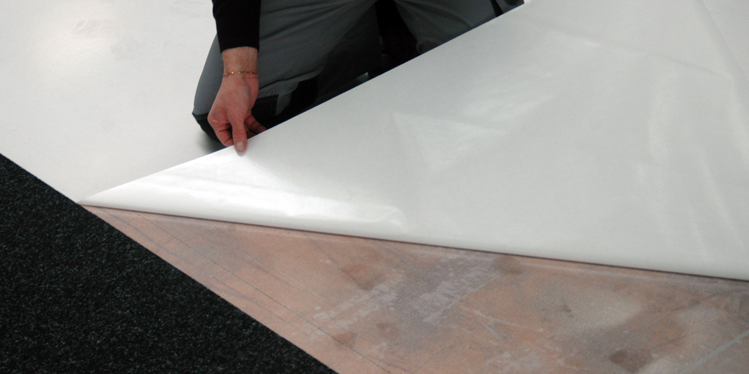 <ul><li>双面胶带，带有精细的可拆卸网格，用于所有类型的表面（混凝土、木地板、油毡、瓷砖等）上安装柔性地板覆盖物</li><li>可移除的地板覆盖物（石棉地板的理想情况）</li><li>根据法国VOC法规，被归类为A+</li></ul>