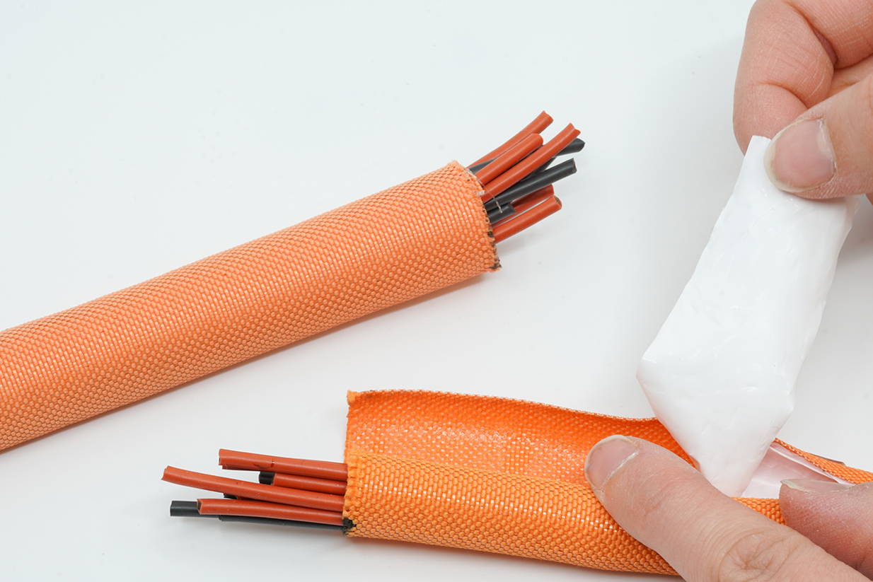 <ul> <li>Adhésif double face de fermeture</li> <li>Haute résistance en température (compartiment moteur)</li> </ul>