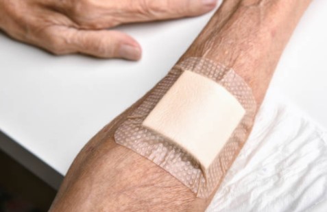 <ul> 	<li>Absorbent dressing for wounds</li> 	<li>Skin-colored polyurethane barrier film&nbsp;</li> 	<li>Customer specified absorbent pad</li> 	<li>Adhesive edge and silicone gel wound interface for atraumatic removal</li> </ul>