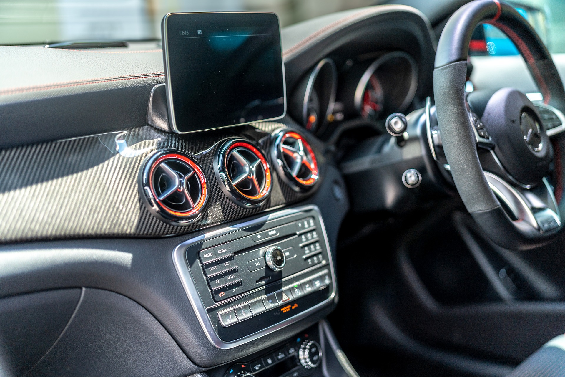 <ul> <li>Non-tissé adhésif pour application sur console de voiture</li> <li>Solution pour amortir les bruits d'impact </li> </ul>