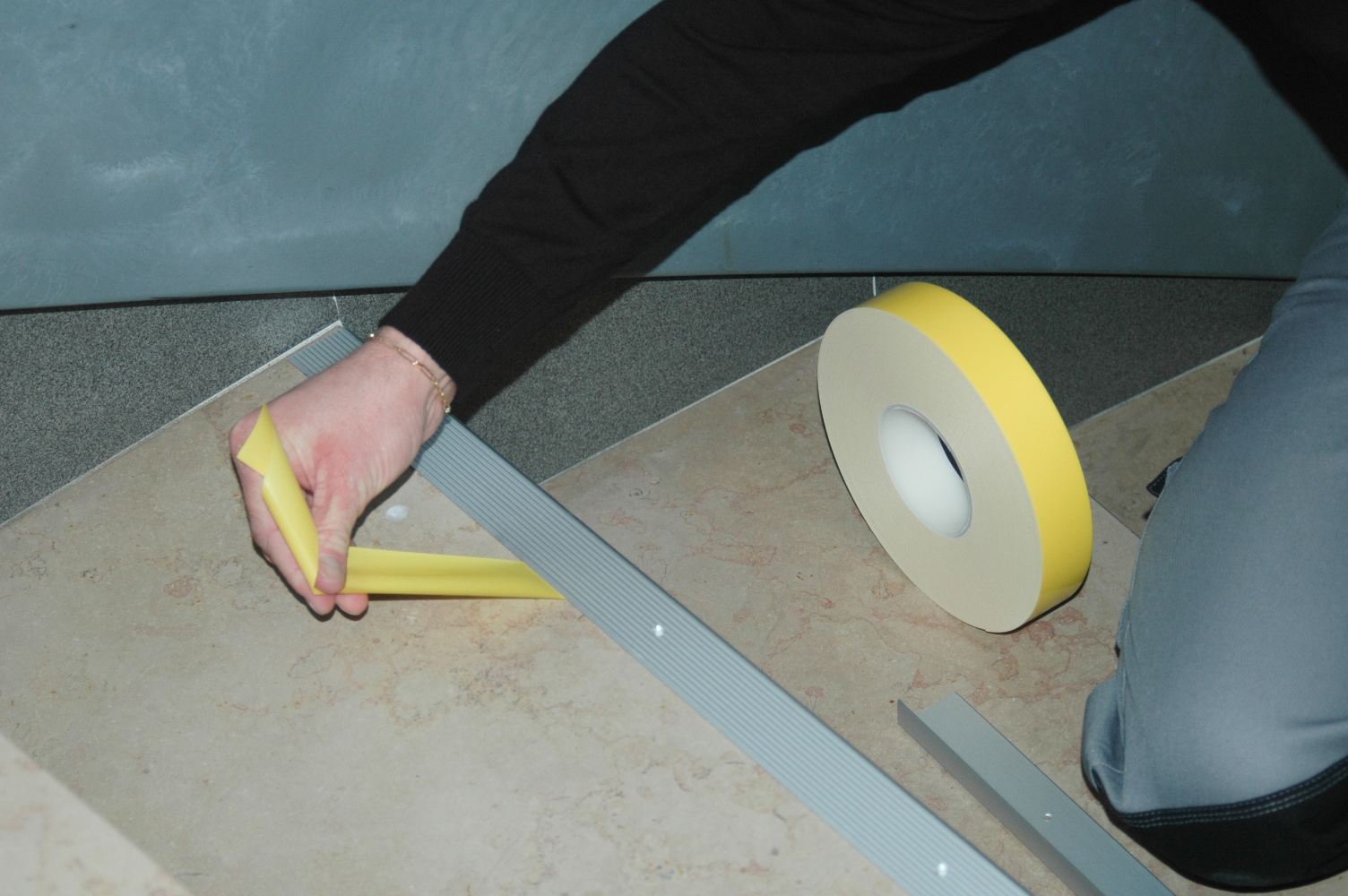 <ul><li>High performance double-sided foam adhesive tape for fixing metal stair nosings (aluminum / brass / stainless steel) on tiled or marble stairs</li></ul>