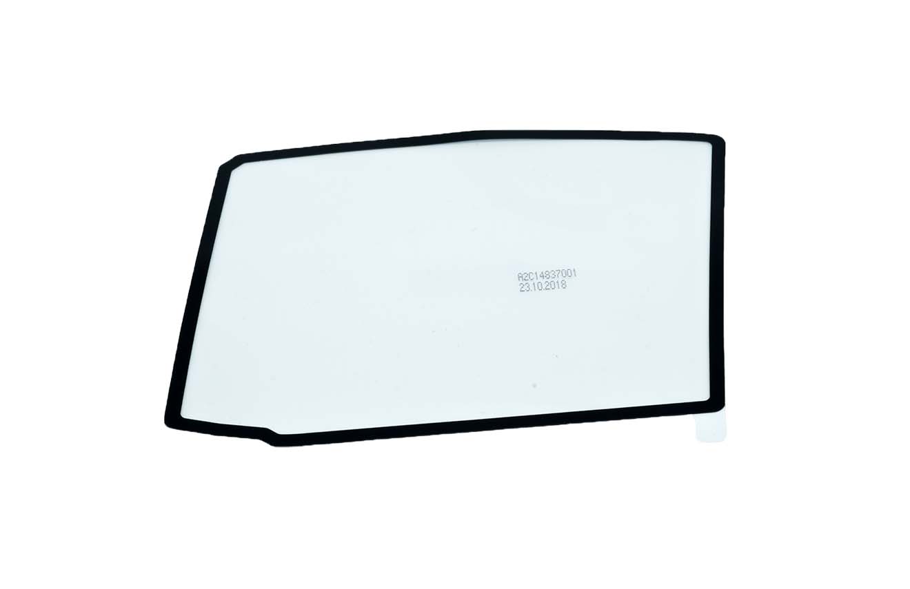 <ul> 	<li> 	<p>Écran en polycarbonate équipé d’un adhésif double face haute performance pour sa fixation sur le boîtier HUD</p> 	</li> 	<li>Environnement critique&nbsp;: sous pare brise (résistance aux UV et contraintes thermiques)</li> </ul>