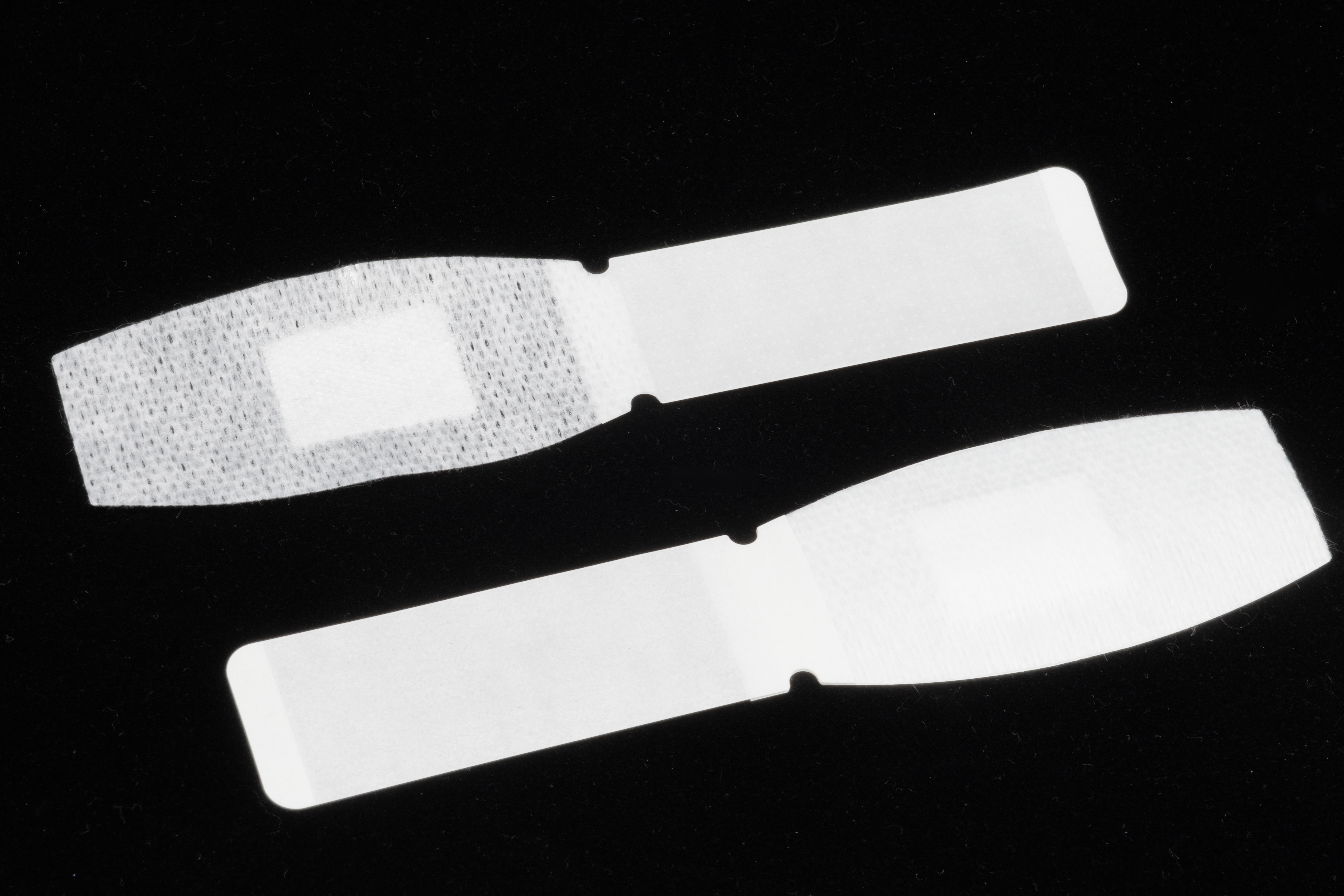 <ul><li>Einseitig klebender Verband aus weichem ungewebten Stoff und perforiertem PE</li><li>Verstärkt die Abdichtung um die Punktionsstelle bei der Dialyse</li></ul>