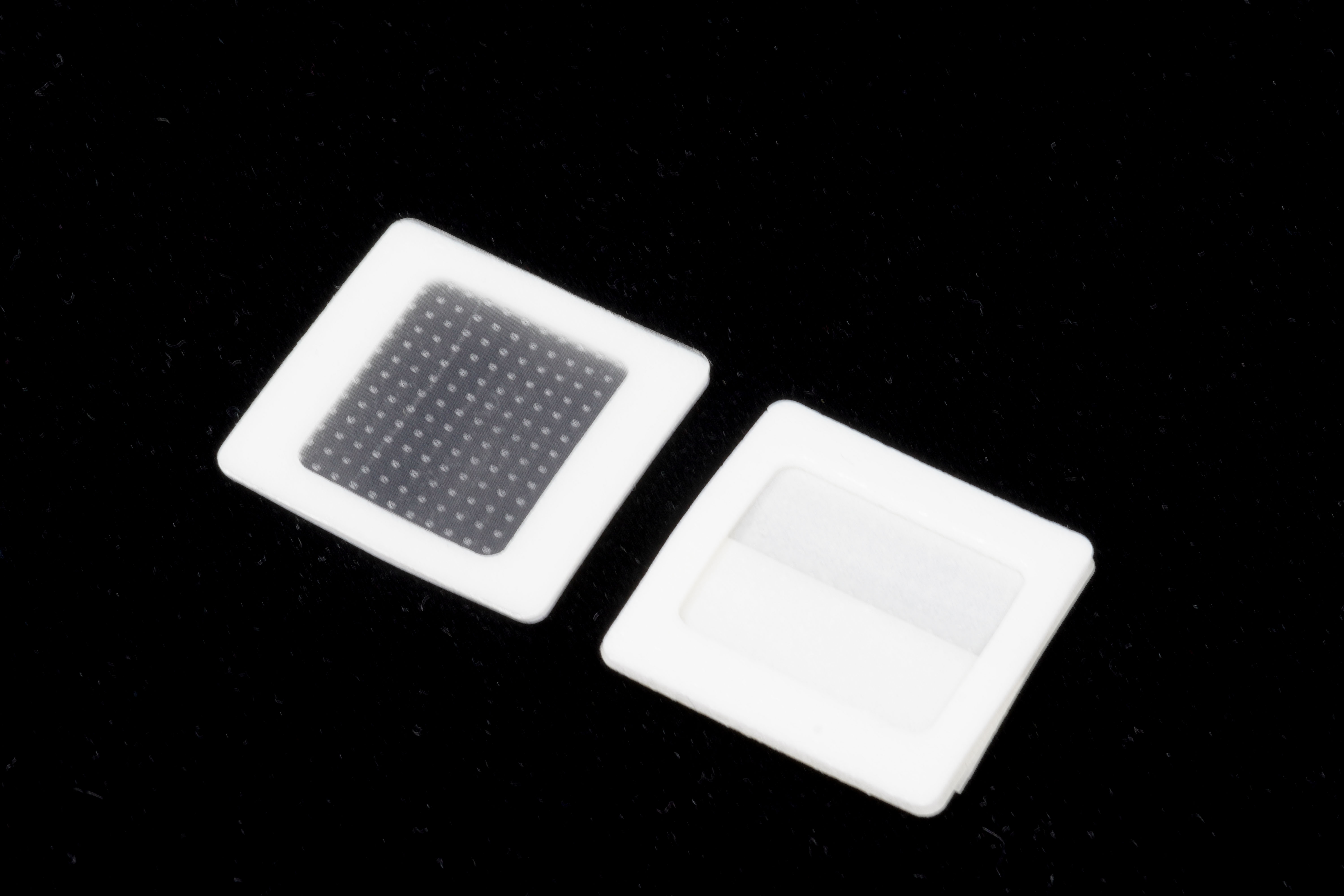 <ul><li>Weiches, einseitiges Pflaster aus weichem ungewebten Stoff und mikroperforiertem, transparentem PE</li><li>Ermöglicht die Reduzierung von Blutungen nach der Dialyse</li></ul>