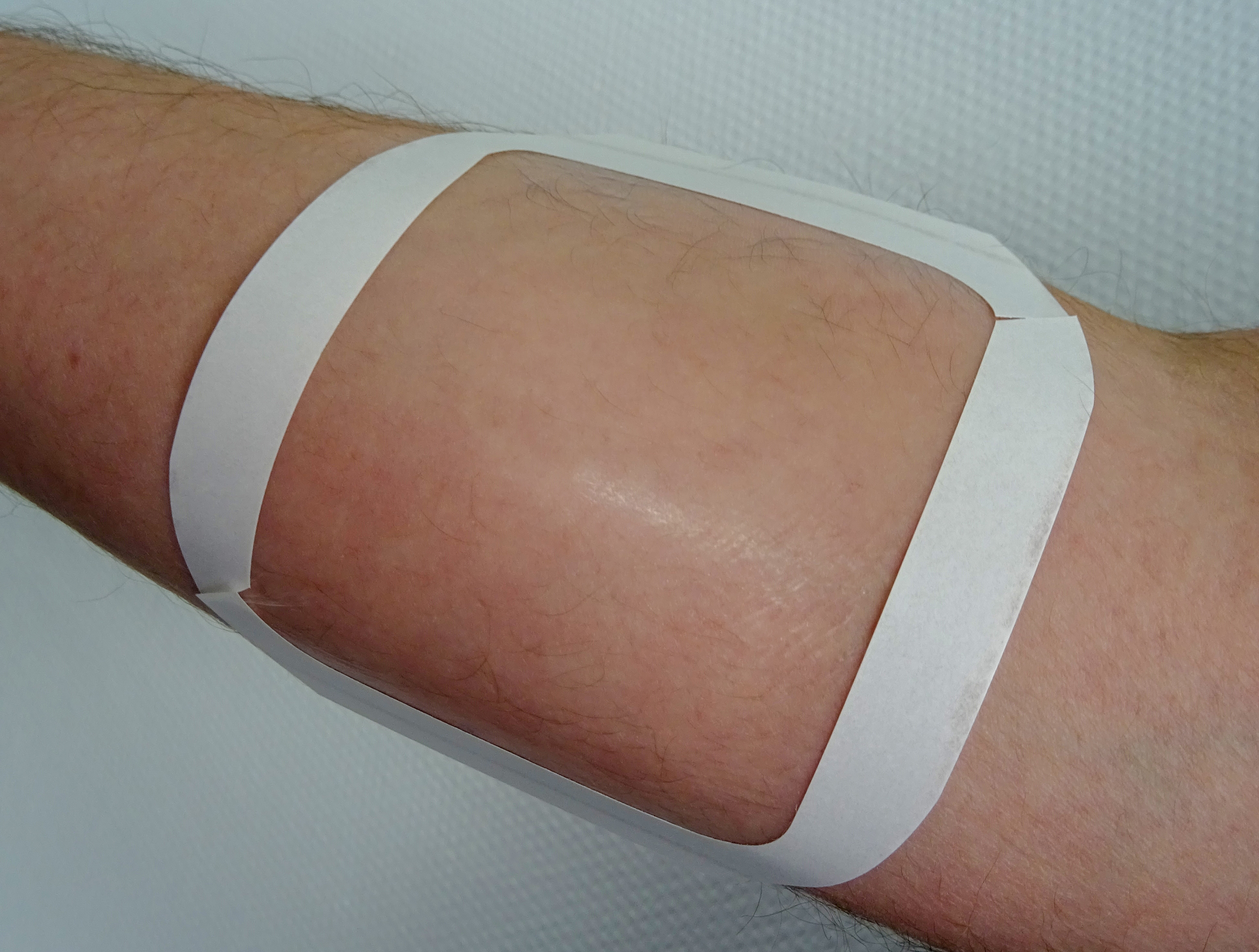 <ul><li>Single sided polyurethane film with silicone gel</li><li>Designed to protect insertion points as well as perilesional and sensitive skin</li><li>Can be removed without pain or trauma thanks to the silicone gel </li></ul>