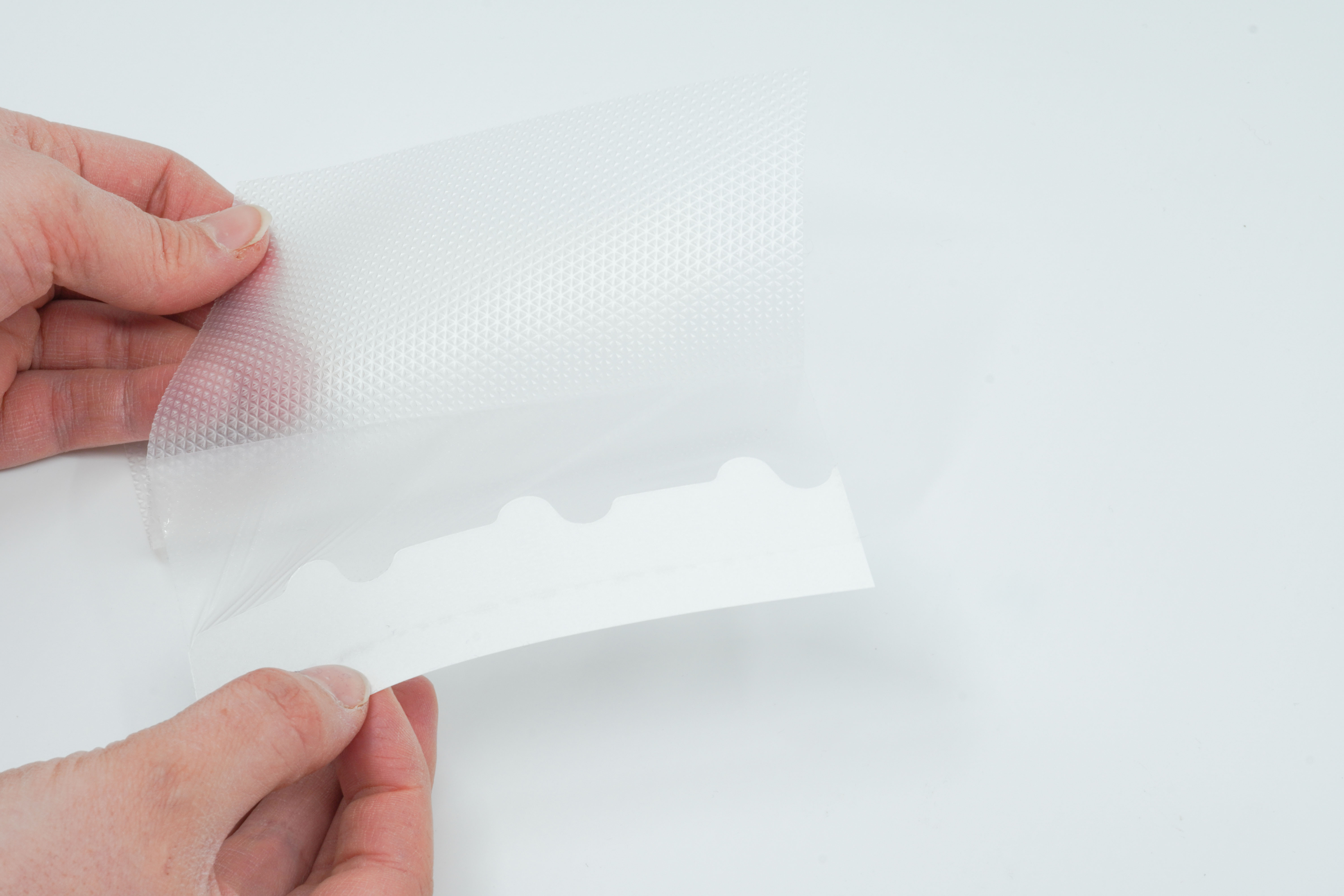 <ul><li>Película de poliuretano de una cara con gel de silicona</li><li>Protege los puntos de inserción, así como la piel sensible y perilesional</li><li>Eliminación sin dolor y sin traumatismos </li><li>Diseño innovador - versión económica y ergonómica</li></ul>