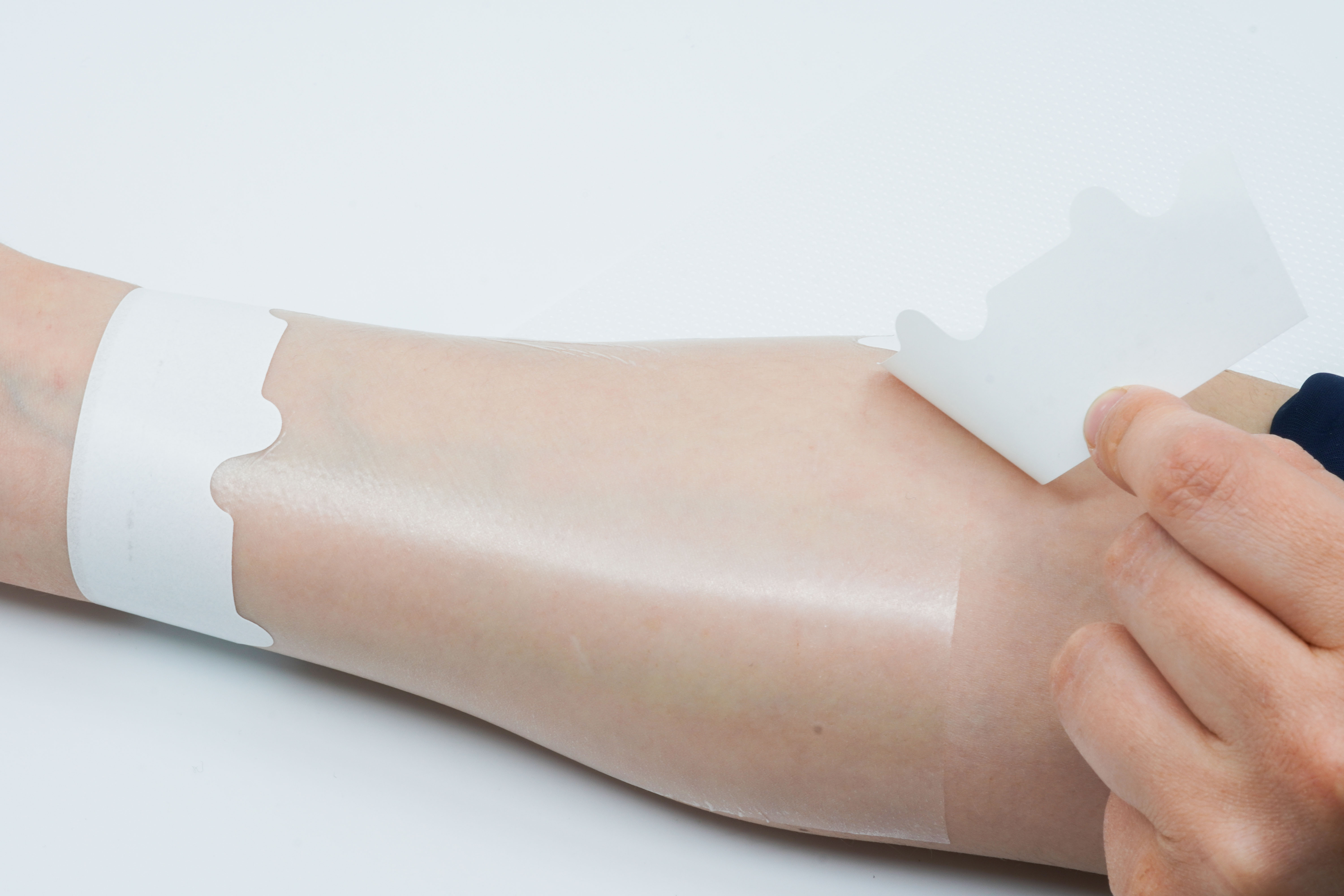 <ul><li>Película de poliuretano de una cara con gel de silicona</li><li>Protege los puntos de inserción, así como la piel sensible y perilesional</li><li>Eliminación sin dolor y sin traumatismos </li><li>Diseño innovador - versión económica y ergonómica</li></ul>